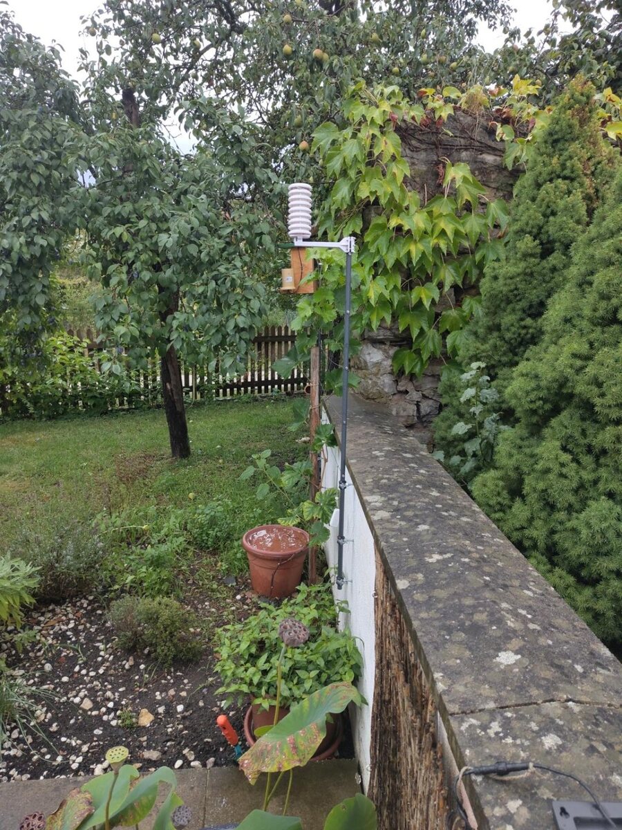 Private Wetterstation in einem Garten in Berching